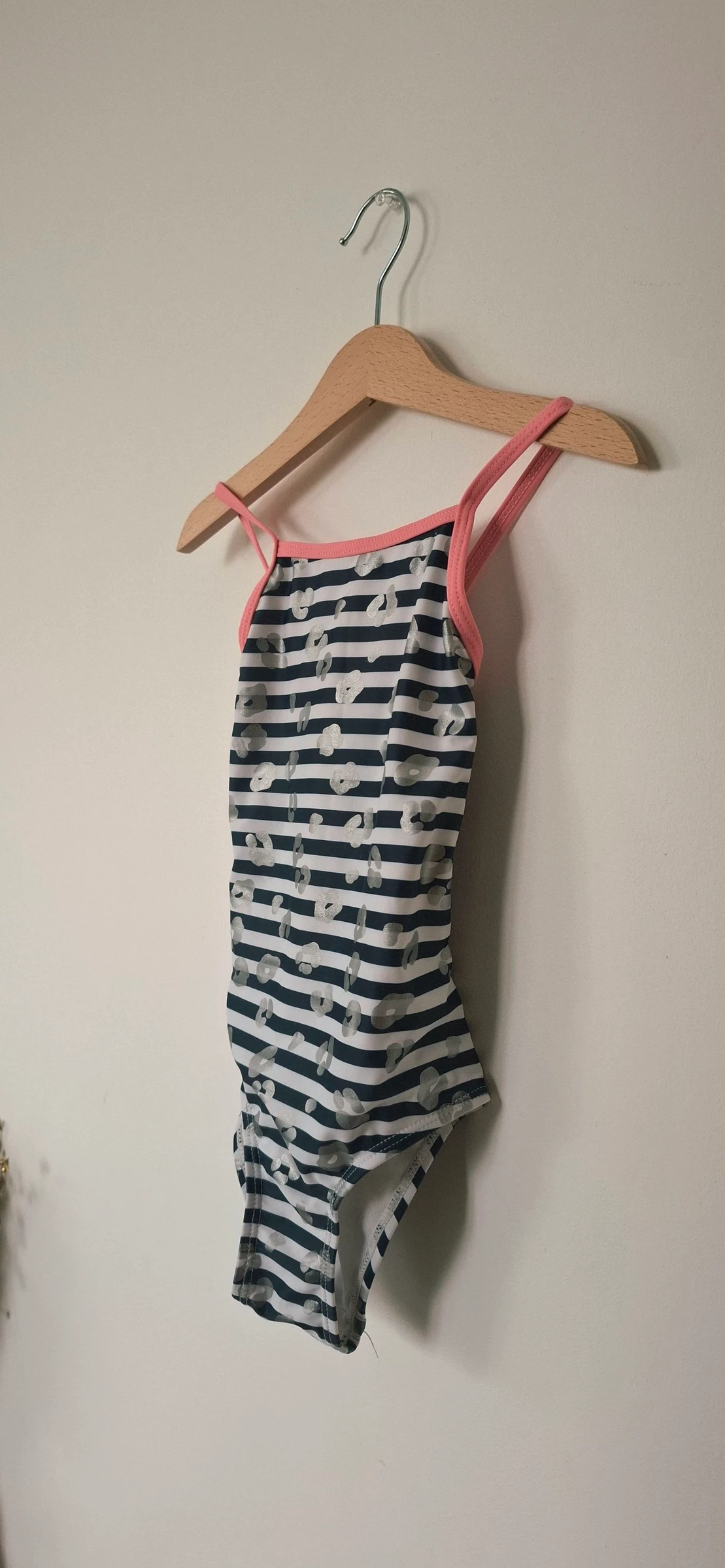 🩵 Maillot de banho 1 peça HEMA – estampa marinha e leopardo prateado com toques de rosa – 110/116 cm – estado como novo ✨ – photo 2